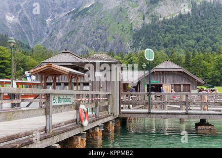 Pontile con persone in visita a San Bartolomeo la Chiesa Konigssee, Germania Foto Stock