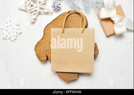 Mockup Natale pacchetto di artigianato e di dono, flatlay su un bianco sullo sfondo di legno, con posto per il testo Foto Stock