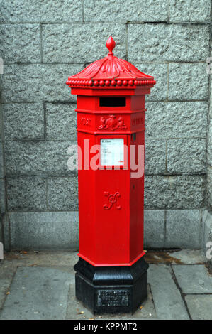 Un tradizionale pilastro rosso box gestito dalla Royal Mail con un terminale per tenda sulla parte superiore e le spalliere progettato ghisa decorazioni. Periodo post box per la posta elettronica Foto Stock