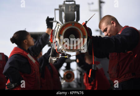 170126-N-UV609-998 OCEANO ATLANTICO (GEN. 23, 2017) marinai caricare un mare evoluto missile Sparrow system a bordo USS George H.W. Bussola (CVN 77). La portaerei è distribuito con il George H.W. Bush Carrier Strike gruppo a sostegno di le operazioni di sicurezza marittima e di teatro la cooperazione in materia di sicurezza gli sforzi negli Stati Uniti La quinta e la sesta flotta zone di operazione. (U.S. Navy Foto Stock