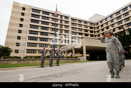 Senior leadership da 59th ala medico rendere un omaggio per un pass e di revisione durante la cinquantanovesima MDW il trasferimento dei colori cerimonia alla base comune San Antonio-Lackland, Texas, 25 agosto 2017. La cerimonia ha segnato il nuovo Wilford Hall ambulatoriale Centro chirurgico essendo completamente operativo. (U.S. Air Force Foto Stock