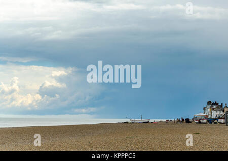 Vista delle case nella città di Aldeburgh attraverso Aldeburg beach. English città costiera nel Suffolk, Regno Unito Foto Stock