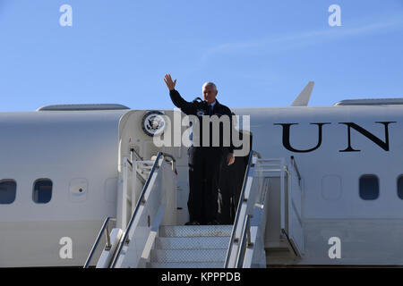 Vice Presidente Mike Pence onde come egli passi al di fuori della Air Force due a Minot Air Force Base, N.D., Ottobre 27, 2017. Il vice presidente ha ricevuto più briefing circa le operazioni di base e ha girato un lancio impianto contenente la LGM-30 Minuteman III, il solo su terra Intercontinental missile balistico negli Stati Uniti. (U.S. Air Force Foto Stock