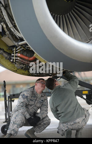 Stati Uniti Air Force Staff Sgt. David Davis, (sinistra) e il Senior Airman Vincent Sandoval, centesimo squadrone manutenzione propulsione aerospaziale tecnici, condurre una ispezione di routine di un KC-135 Stratotanker motore nov. 21, 2017, sulla RAF Mildenhall, Inghilterra. Durante queste ispezioni i tecnici controllare i componenti del motore come ad esempio pale di turbine, scatole ingranaggi e tubazioni. (U.S. Air Force Foto Stock