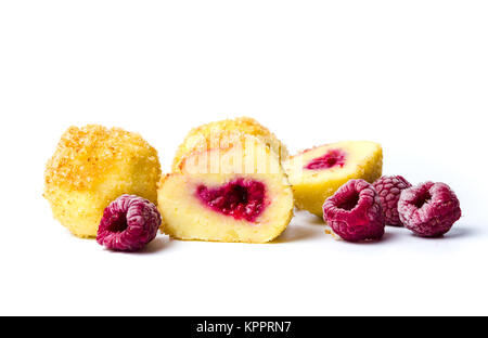 Il pane fatto in casa crumb gnocchi con lampone frutto isolato Foto Stock