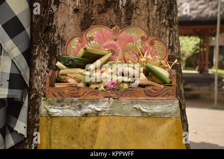 Tipico offerte balinese anche chiamati Canang Sari all'interno di Goa Gajah tempio indù di Bali - Indonesia Foto Stock