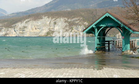 Il lago di Annecy, pontile di sbarco in Saint-Jorioz Foto Stock