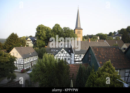 Germania, la zona della Ruhr, Wetter-Volmarstein, parte vecchia del villaggio con una chiesa steeple. Deutschland, Ruhrgebiet, Wetter-Volmarstein, alter Ortskern mit Foto Stock