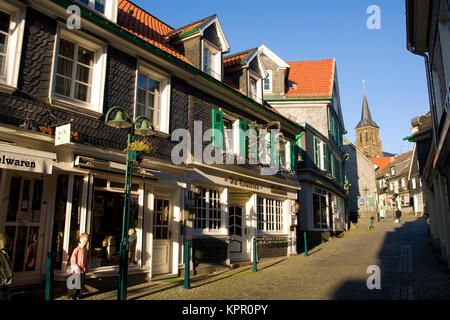 L'Europa, Germania, Bergisches Land regione, Remscheid-Lennep, case presso il Berliner Street nella parte vecchia della città e sullo sfondo la chiesa Foto Stock