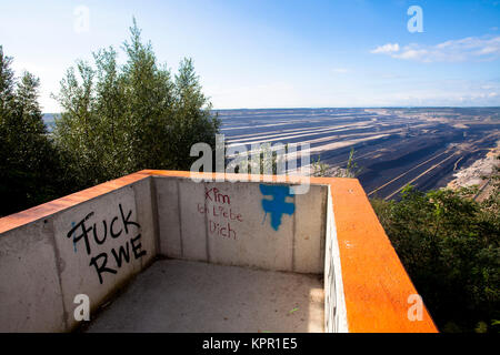 L'Europa, Germania, marrone del carbone a cielo aperto mining Hambach, azionato da RWE Power AG, piattaforma di visualizzazione. Europa, Deutschland, Braunkohletagebau Hambach, Betr Foto Stock