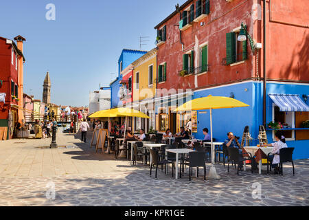 Colorato / Italiano di colorate case ed edifici sull'isola di Burano nella laguna di Venezia Foto Stock