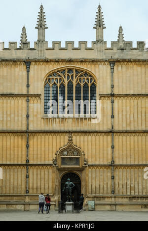 Scuola di divinità entrata nel quadriportico della biblioteca Bodleian, la principale libreria di ricerca dell'Università di Oxford, Oxfordshire, Inghilterra Foto Stock