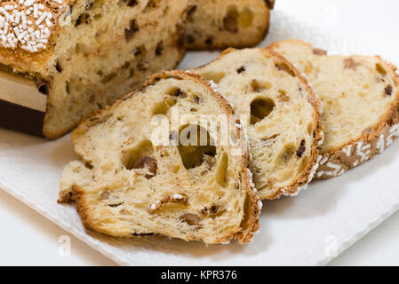 Farina per torte ripiene con noci e castagne, ricoperti con granella di zucchero Foto Stock