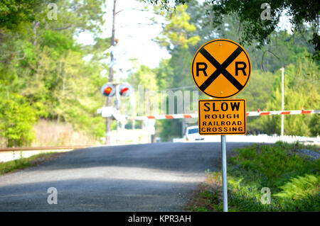 Slow ruvida attraversamento ferroviario segno Foto Stock