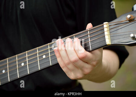 Vista dettagliata del collo della chitarra con il chitarrista giocando Foto Stock