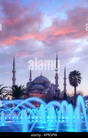 Fontana sulla zona di Sultanahmet in serata Foto Stock