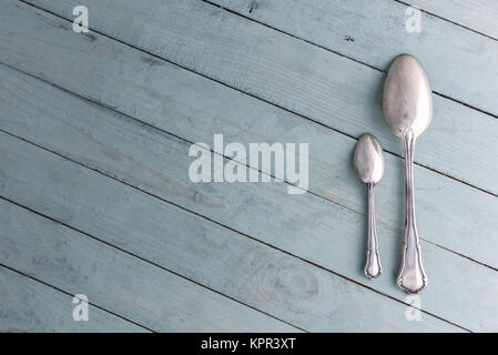 Il cibo con sfondo argento antico cucchiai