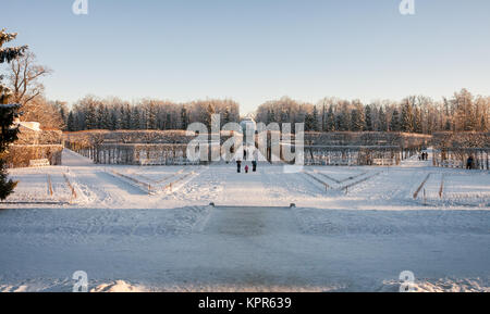 La gente a piedi nei vicoli di Catherine Park in inverno una giornata di sole Foto Stock