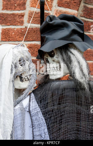 Scary Halloween decorazioni di scheletro, morto il marito e la moglie decorazione, dolcetto o scherzetto Foto Stock