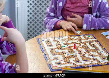 Bambini I bambini giocando labirinto gioco di bordo, e per il divertimento di tutta la famiglia, giochi da tavolo gioco di bordo bambini, tempo libero concetto logico concetto analitico Foto Stock