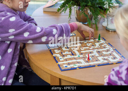 Bambini I bambini giocando ravensburger labirinto gioco di bordo, scheda di gioco i bambini, e per il divertimento di tutta la famiglia, il concetto di famiglia, giochi da tavola, natale, Gioco cervello Foto Stock