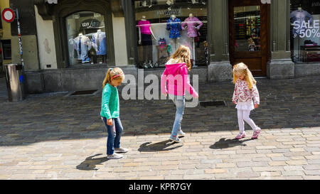 Bambini inseguono le loro ombre Lucerna Svizzera, estati soleggiate giorno, bambine ombra il concetto di infanzia, dolce innocente stupiti discovery learning Foto Stock