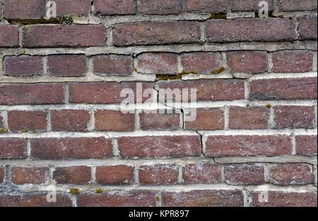 Il vecchio muro di mattoni con piastrelle quadrate Foto Stock