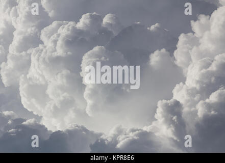 Nuvole nel cielo prima pioggia Foto Stock