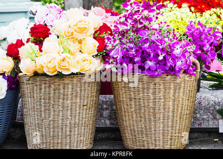 Fake rose di stoffa nel cestello Foto Stock