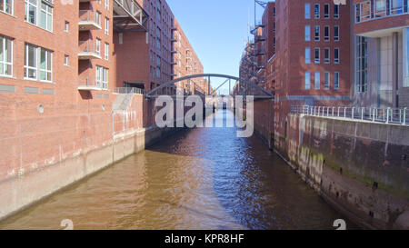 Amburgo, Germania - 8 marzo 2014: Famosi Speicherstadt warehouse district anche chiamato Hafencity con cielo blu chiaro Foto Stock