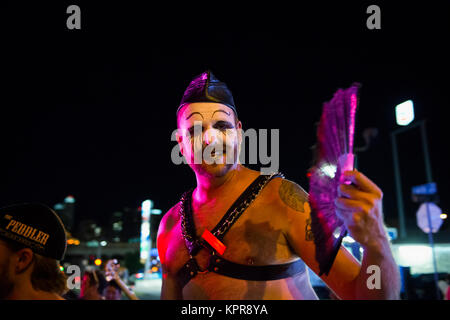 Austin, Texas - Giugno 8, 2014: Smilling uomo con fare fino ad una gay parade di notte nella città di Austin, Texas, Stati Uniti d'America Foto Stock