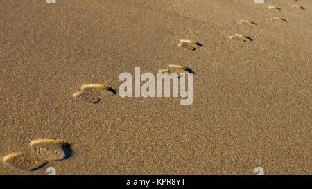 Piedi stampe nella sabbia sulla spiaggia di Peniche Portogallo Foto Stock