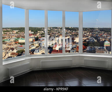 Finestra moderno con vista di Lviv dal di sopra Foto Stock