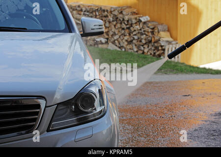 La cura dell'auto - Lavaggio auto in ogni stagione Foto Stock