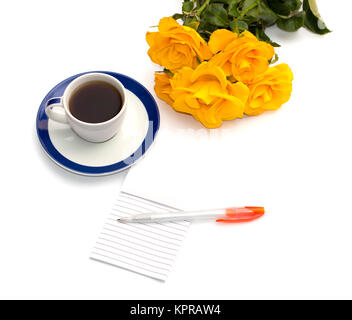 Tazza di caffè, giallo rose e portatile con maniglia Foto Stock