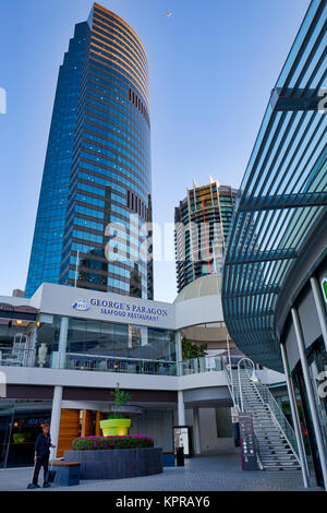 Alti edifici moderni a Eagle Street Pier accanto al fiume nel CBD di Brisbane Queensland Australia Foto Stock