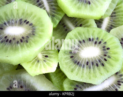 Verde Kiwi fette completa sullo sfondo del telaio Foto Stock