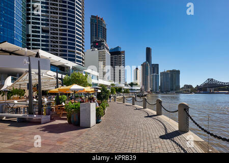 Alti edifici moderni a Eagle Street Pier accanto al fiume nel CBD di Brisbane Queensland Australia Foto Stock