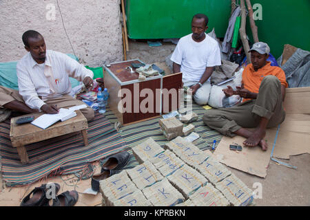 Cambiavalute in mercato Hargeisa, il Somaliland Foto Stock