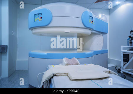 Moderno scanner MRI in ospedale Foto Stock