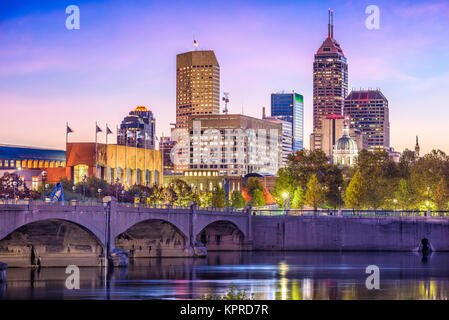 Indianapolis, Indiana, Stati Uniti d'America skyline sul Fiume Bianco. Foto Stock