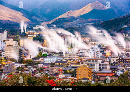 Beppu, Giappone cityscape con bagno termale caldo case con vapore in salita. Foto Stock