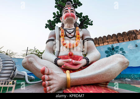 Grande Hanuman statua in Indian street Foto Stock