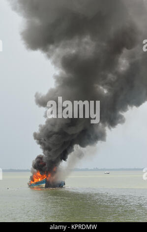 Esplosioni barca da pesca Foto Stock