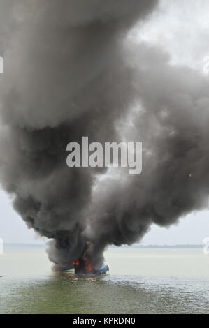 Esplosioni barca da pesca Foto Stock