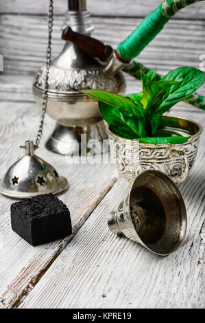 Elegante arabo narghilè Foto Stock