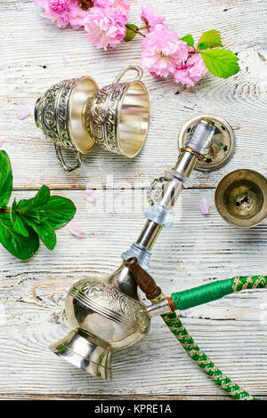 Elegante arabo narghilè Foto Stock