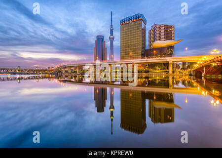 Tokyo, Giappone skyline sul Fiume Sumida. Foto Stock