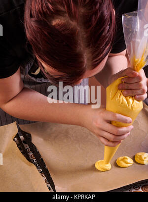 Vassoio di tubazioni di amaretti Foto Stock