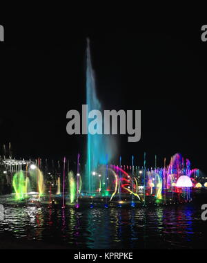 Musical fontana danzante in Rizal Park-Liwasang Rizal ritenuto come il più grande nel paese detiene una mostra delle acque soaring up-palle di fuoco-acqua rocke Foto Stock